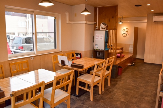 麺屋いちじく　テーブル席写真